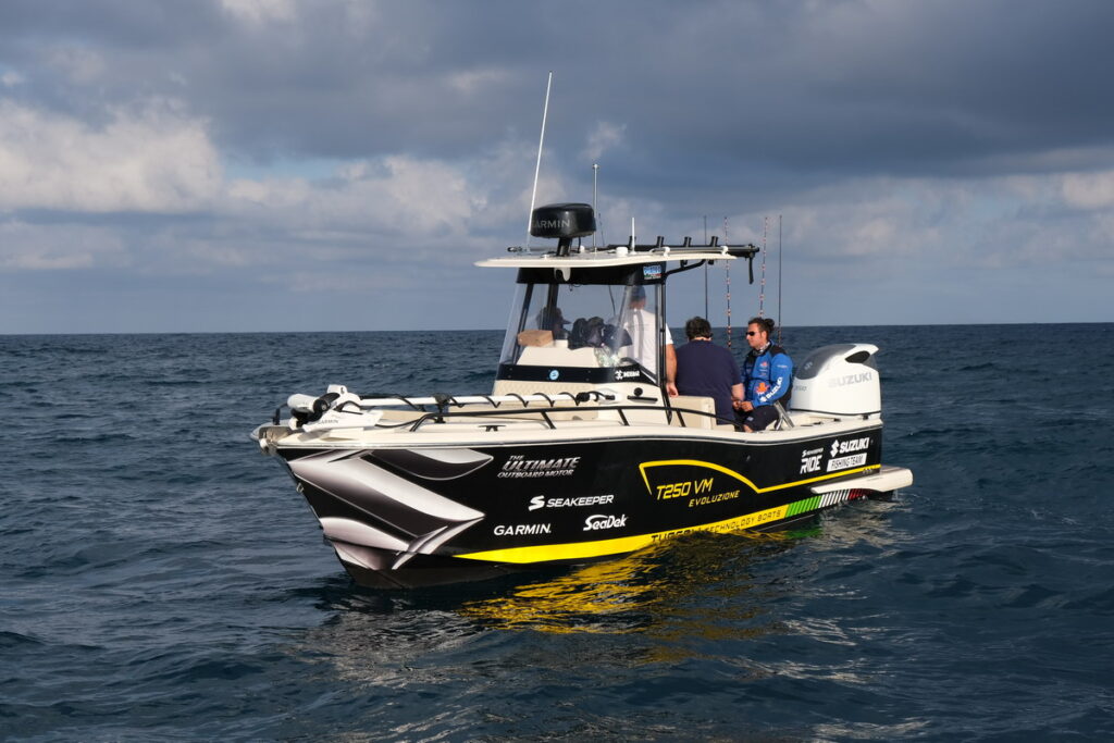 I Suzuki Fishing Team hanno navigato per la stagione sportiva passata sul Tuccoli T250VM Evoluzione, tracciando un percorso del cammino fatto lungo la nostra penisola.