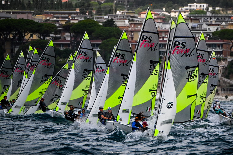 Terzo e penultimo giorno del Campionato Italiano Giovanile delle Classi In Doppio Open a Formia, come previsto il passaggio di un fronte perturbato ha causato pioggia, groppi e temporali sul golfo, rendendo difficile regatare